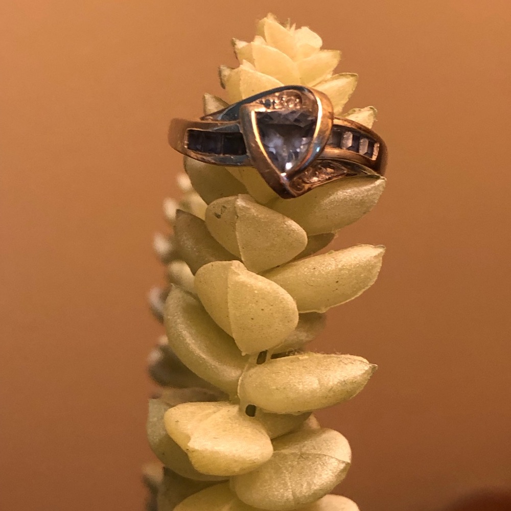 10k white gold w/blue gems and diamonds size 6 1/2